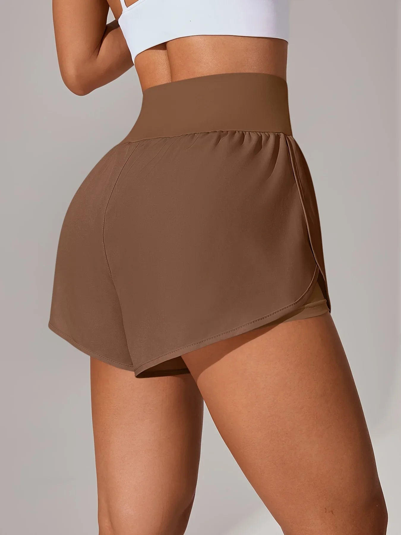 מכנסי יוגה לנשים – מכנסי ספורט קצרים עם חגורת מותן גבוהה ובד נושם בכל הצבעים - Kleerix בד נושם, גמיש, יוגה, לא שקוף, מותן גבוהה, מכנס, מתייבש מהר, ספורט, שורטס