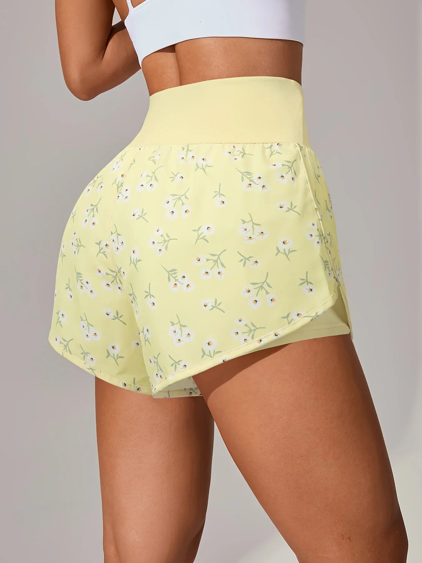 מכנסי יוגה לנשים – מכנסי ספורט קצרים עם חגורת מותן גבוהה ובד נושם בכל הצבעים - Kleerix בד נושם, גמיש, יוגה, לא שקוף, מותן גבוהה, מכנס, מתייבש מהר, ספורט, שורטס