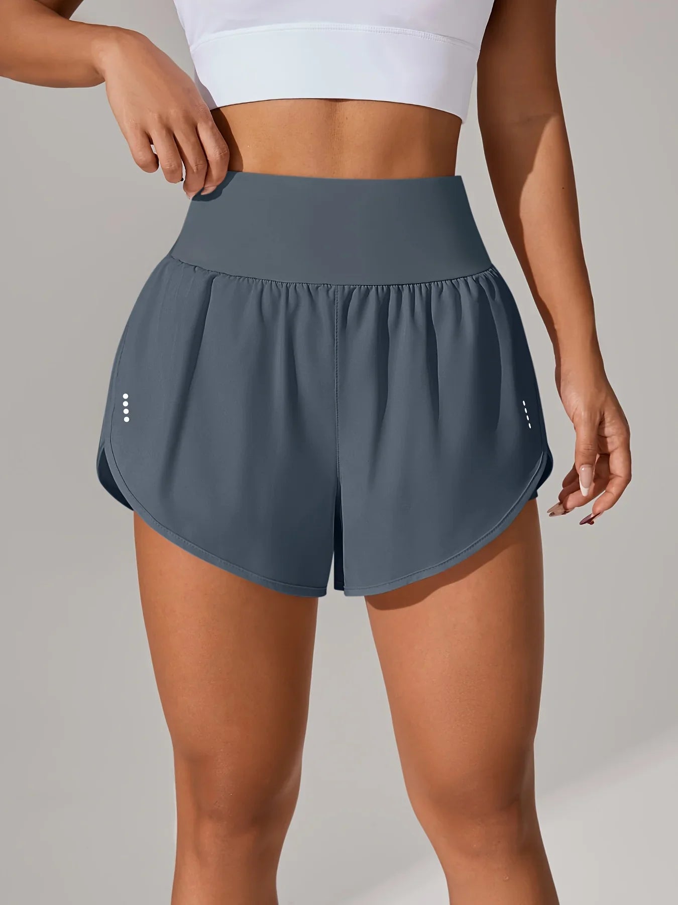 מכנסי יוגה לנשים – מכנסי ספורט קצרים עם חגורת מותן גבוהה ובד נושם בכל הצבעים - Kleerix בד נושם, גמיש, יוגה, לא שקוף, מותן גבוהה, מכנס, מתייבש מהר, ספורט, שורטס