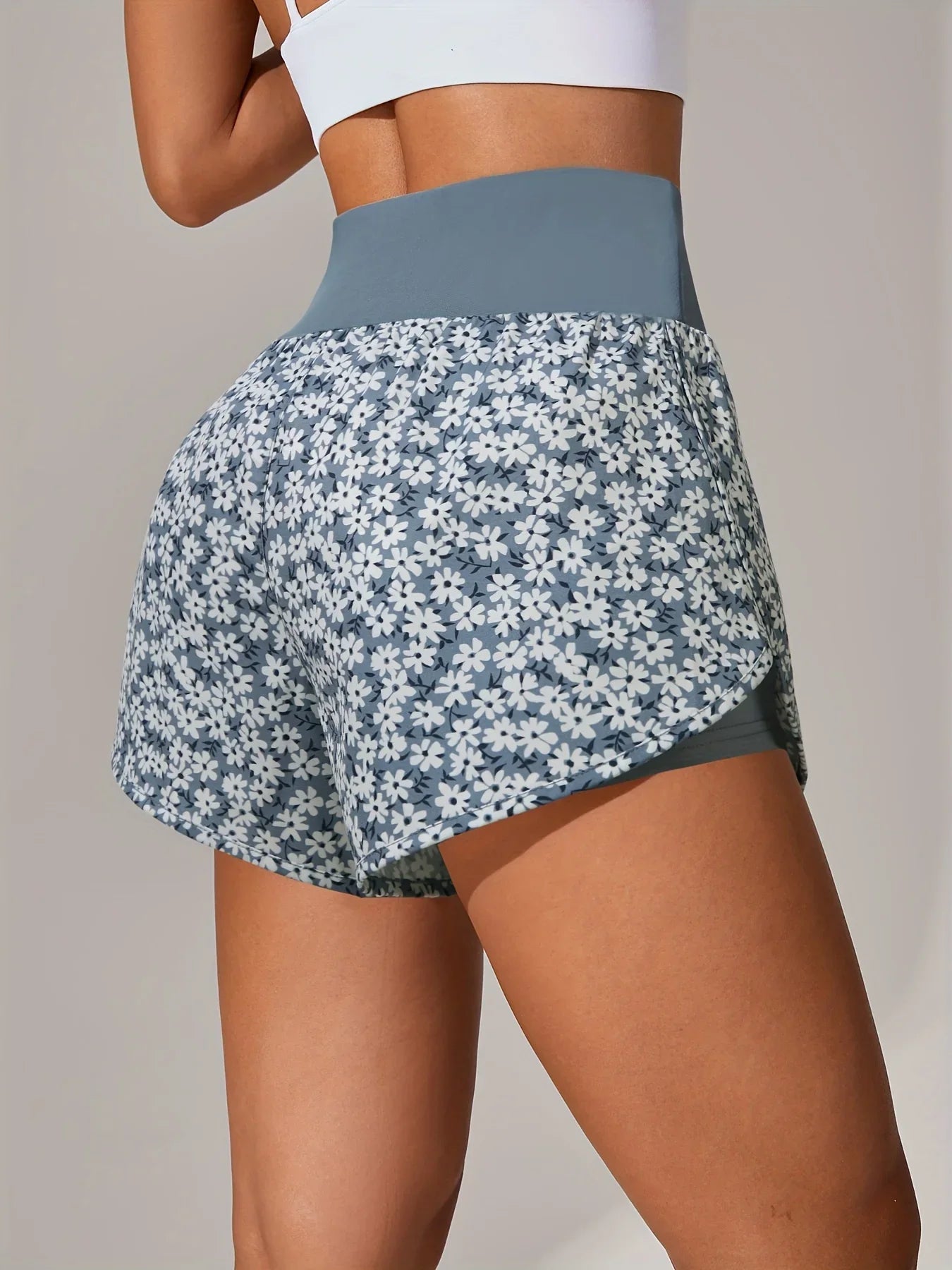 מכנסי יוגה לנשים – מכנסי ספורט קצרים עם חגורת מותן גבוהה ובד נושם בכל הצבעים - Kleerix בד נושם, גמיש, יוגה, לא שקוף, מותן גבוהה, מכנס, מתייבש מהר, ספורט, שורטס