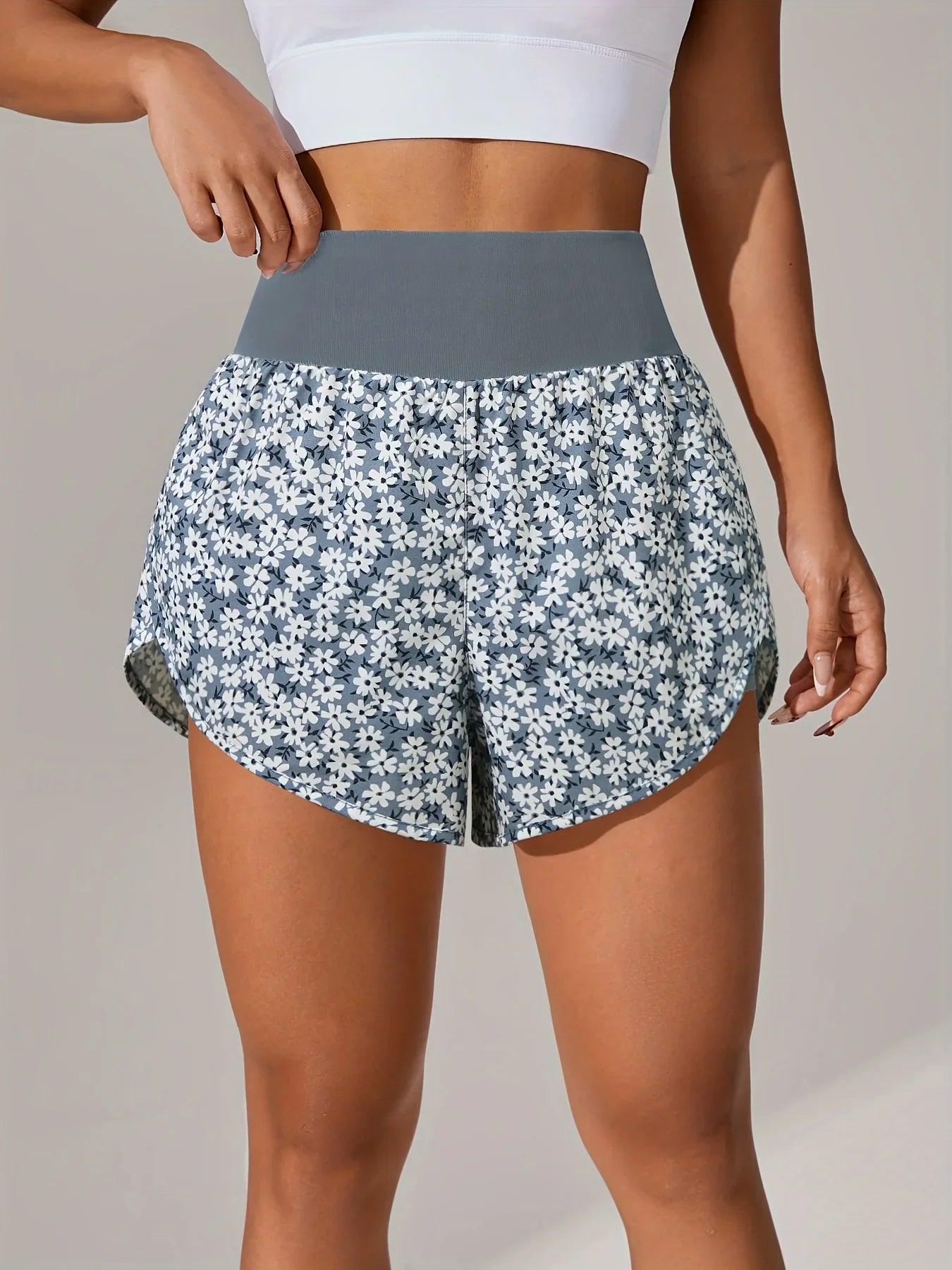 מכנסי יוגה לנשים – מכנסי ספורט קצרים עם חגורת מותן גבוהה ובד נושם בכל הצבעים - Kleerix בד נושם, גמיש, יוגה, לא שקוף, מותן גבוהה, מכנס, מתייבש מהר, ספורט, שורטס