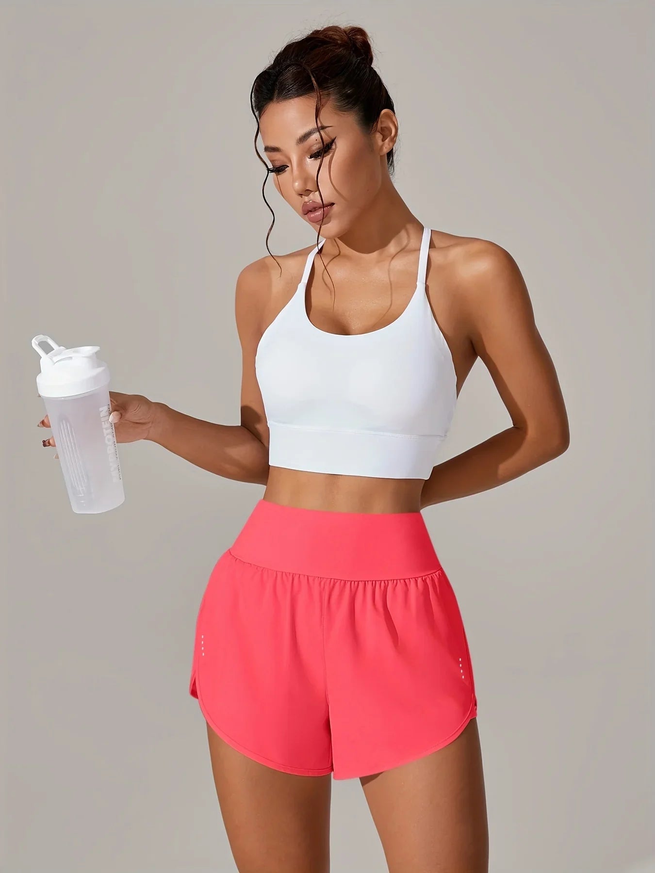 מכנסי יוגה לנשים – מכנסי ספורט קצרים עם חגורת מותן גבוהה ובד נושם בכל הצבעים - Kleerix בד נושם, גמיש, יוגה, לא שקוף, מותן גבוהה, מכנס, מתייבש מהר, ספורט, שורטס