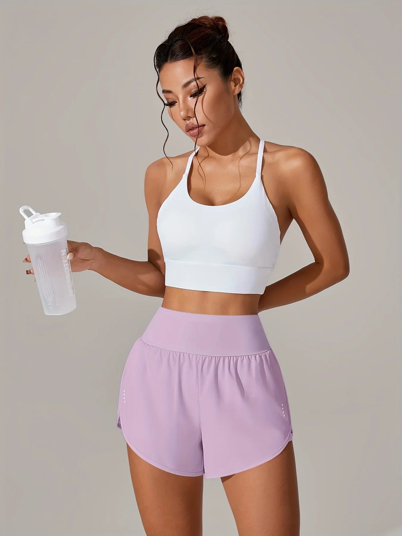 מכנסי יוגה לנשים – מכנסי ספורט קצרים עם חגורת מותן גבוהה ובד נושם בכל הצבעים - Kleerix בד נושם, גמיש, יוגה, לא שקוף, מותן גבוהה, מכנס, מתייבש מהר, ספורט, שורטס