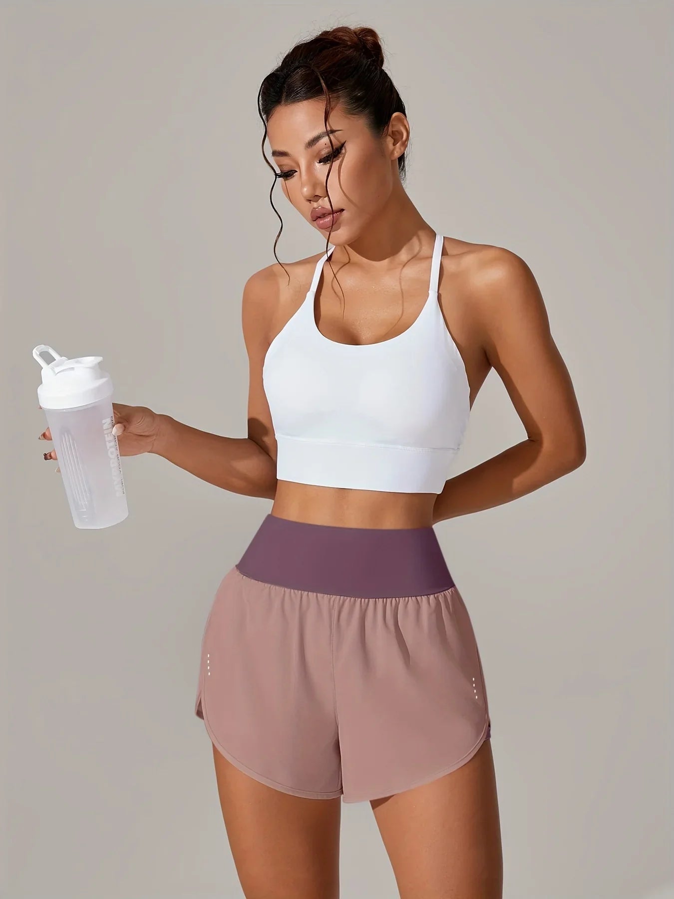 מכנסי יוגה לנשים – מכנסי ספורט קצרים עם חגורת מותן גבוהה ובד נושם בכל הצבעים - Kleerix בד נושם, גמיש, יוגה, לא שקוף, מותן גבוהה, מכנס, מתייבש מהר, ספורט, שורטס