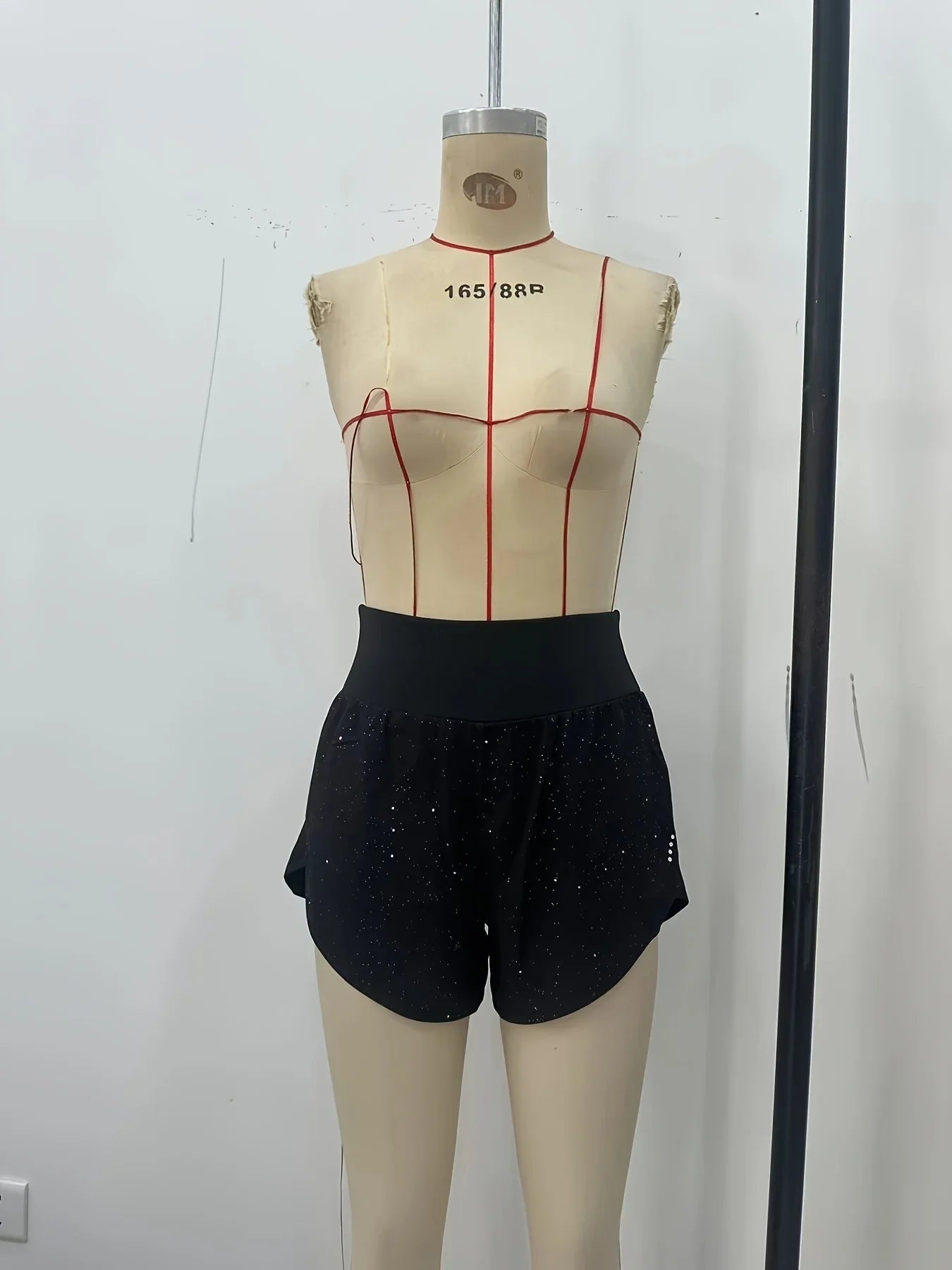 מכנסי יוגה לנשים – מכנסי ספורט קצרים עם חגורת מותן גבוהה ובד נושם בכל הצבעים - Kleerix בד נושם, גמיש, יוגה, לא שקוף, מותן גבוהה, מכנס, מתייבש מהר, ספורט, שורטס