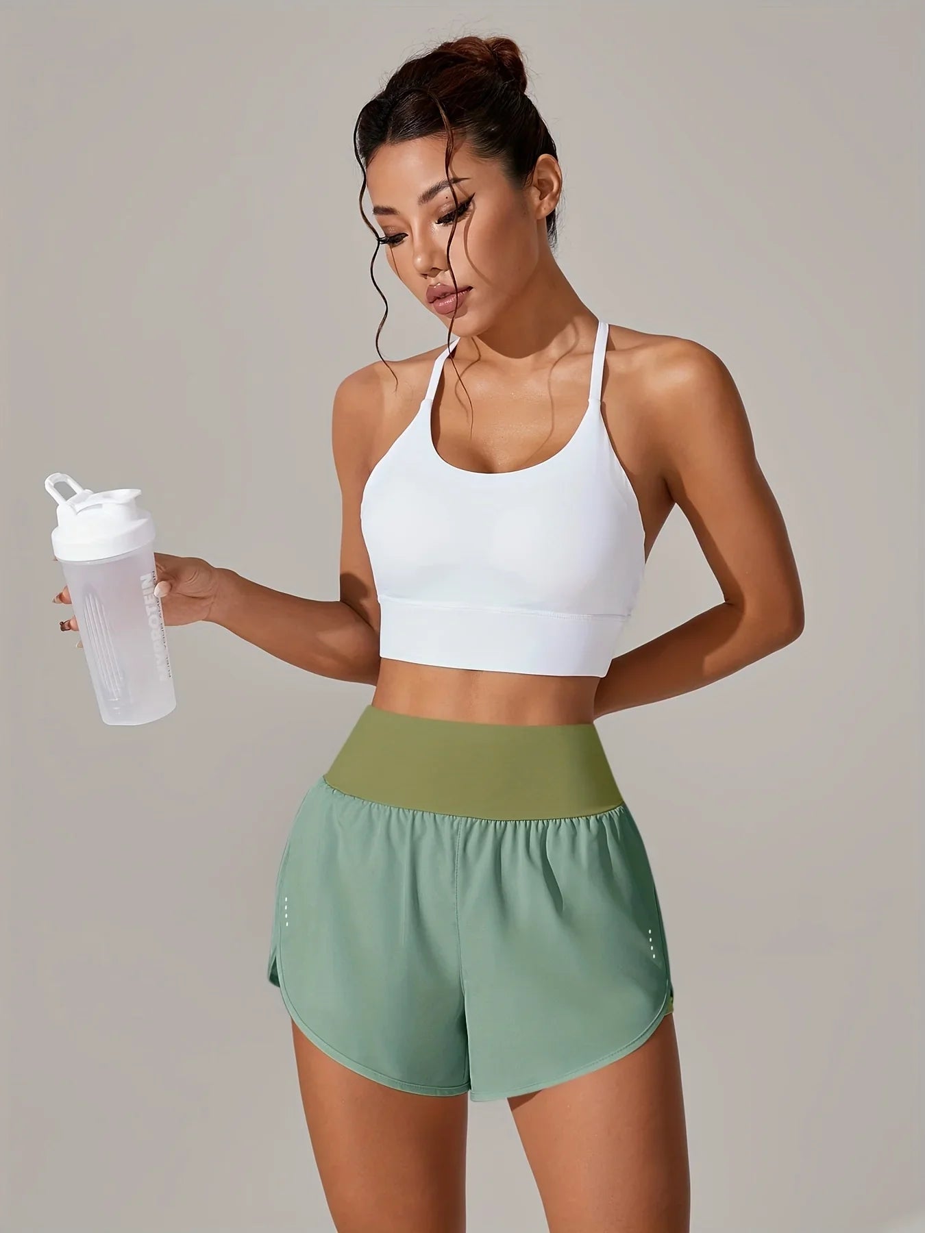 מכנסי יוגה לנשים – מכנסי ספורט קצרים עם חגורת מותן גבוהה ובד נושם בכל הצבעים - Kleerix בד נושם, גמיש, יוגה, לא שקוף, מותן גבוהה, מכנס, מתייבש מהר, ספורט, שורטס