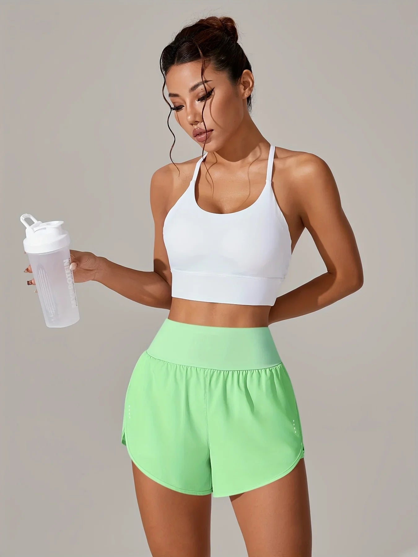 מכנסי יוגה לנשים – מכנסי ספורט קצרים עם חגורת מותן גבוהה ובד נושם בכל הצבעים - Kleerix בד נושם, גמיש, יוגה, לא שקוף, מותן גבוהה, מכנס, מתייבש מהר, ספורט, שורטס