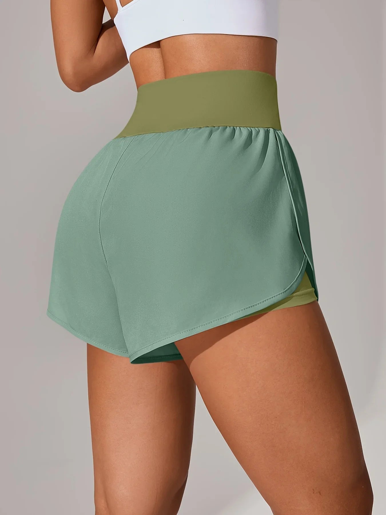 מכנסי יוגה לנשים – מכנסי ספורט קצרים עם חגורת מותן גבוהה ובד נושם בכל הצבעים - Kleerix בד נושם, גמיש, יוגה, לא שקוף, מותן גבוהה, מכנס, מתייבש מהר, ספורט, שורטס