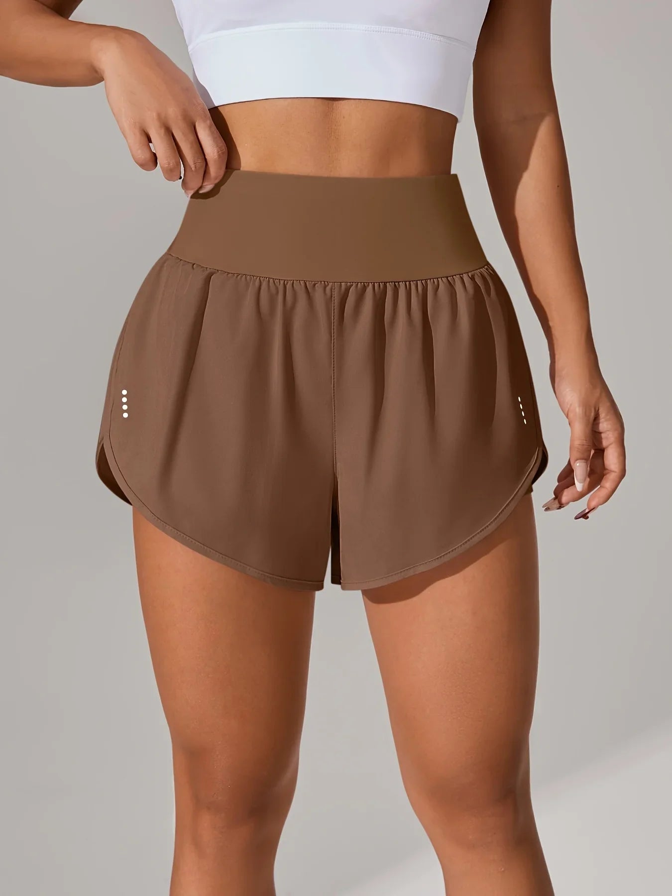 מכנסי יוגה לנשים – מכנסי ספורט קצרים עם חגורת מותן גבוהה ובד נושם בכל הצבעים - Kleerix בד נושם, גמיש, יוגה, לא שקוף, מותן גבוהה, מכנס, מתייבש מהר, ספורט, שורטס